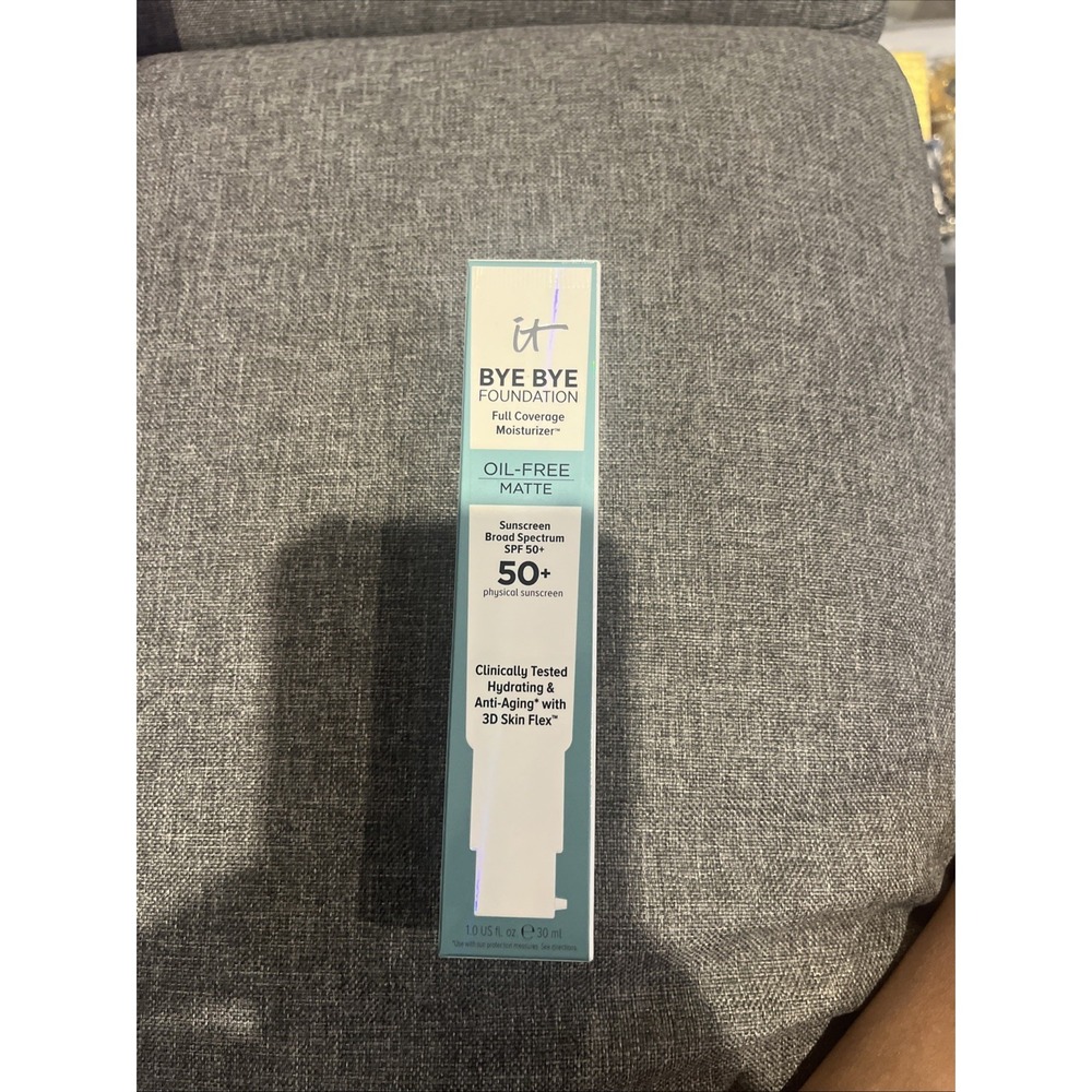 MSRP $47 It Cosmetics Bye Bye Foundation OilFree Matte SPF 50+ Sunscreen - LIGHT